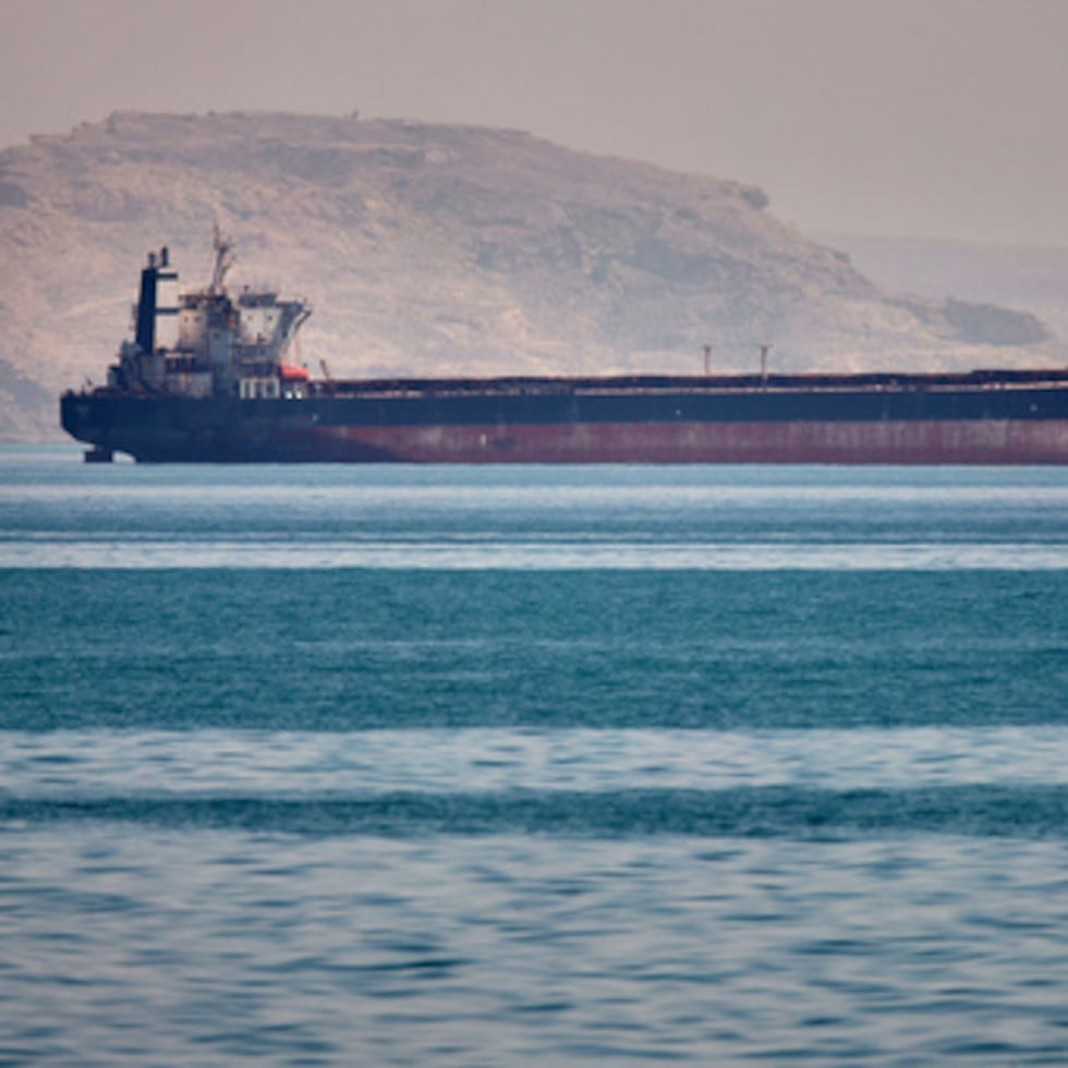 El cierre efectivo del estrecho por parte de Irán -por donde suele pasar aproximadamente una quinta parte del comercio mundial de petróleo y gas natural- ha disparado los precios del combustible.