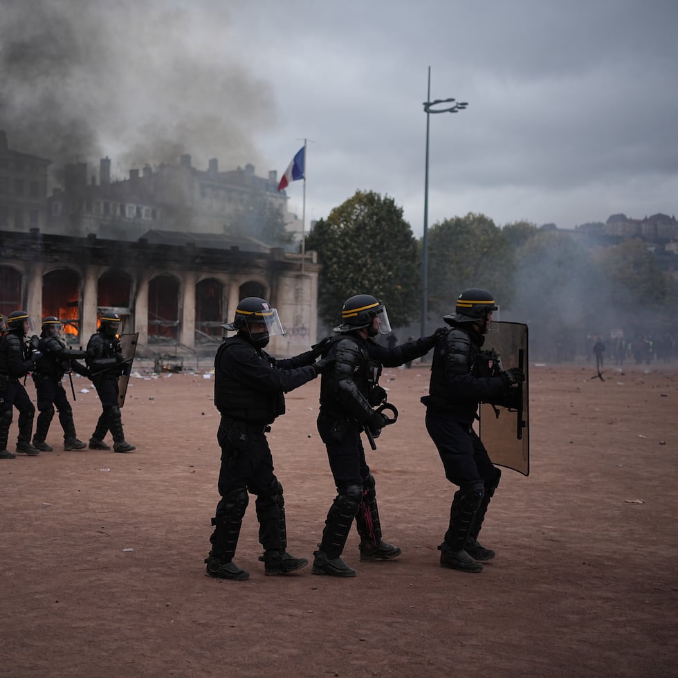 En toda la nación se han arrestado, al menos, 1,800 personas.