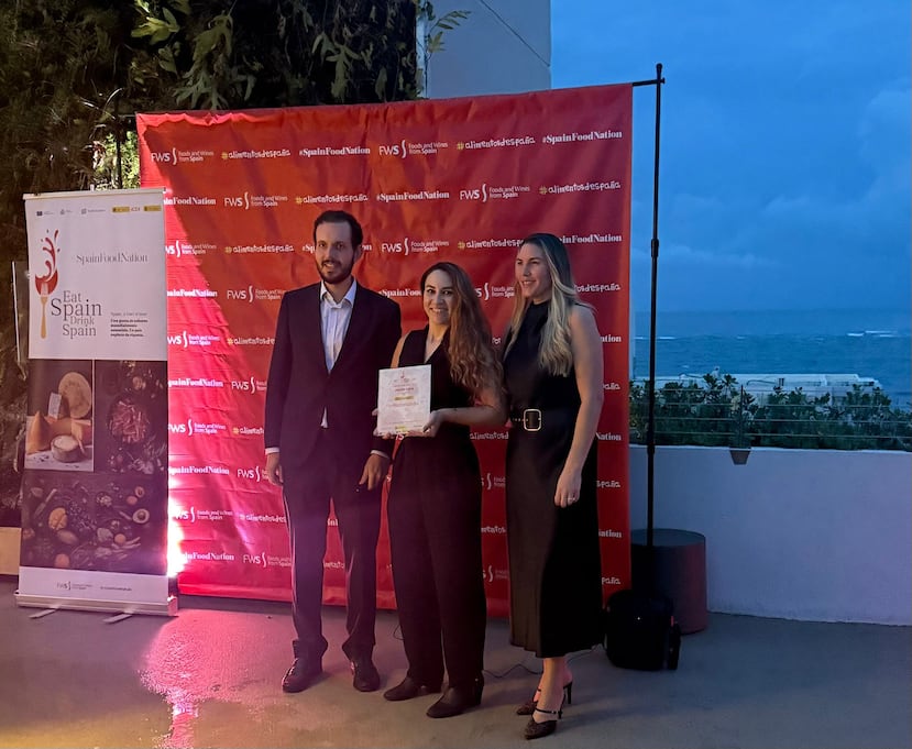El premio a la Mejor tapa por votación popular recayó en unos gambones al ajillo de Catalina Bar de Tapas. De izquierda a derecha, Francisco Millán Rajoy, director de la Oficina Económica y Comercial de España en Puerto Rico; una representante de Catalina Bar de Tapas; y Daniela Bertrán, directora del hotel AC Marriott.