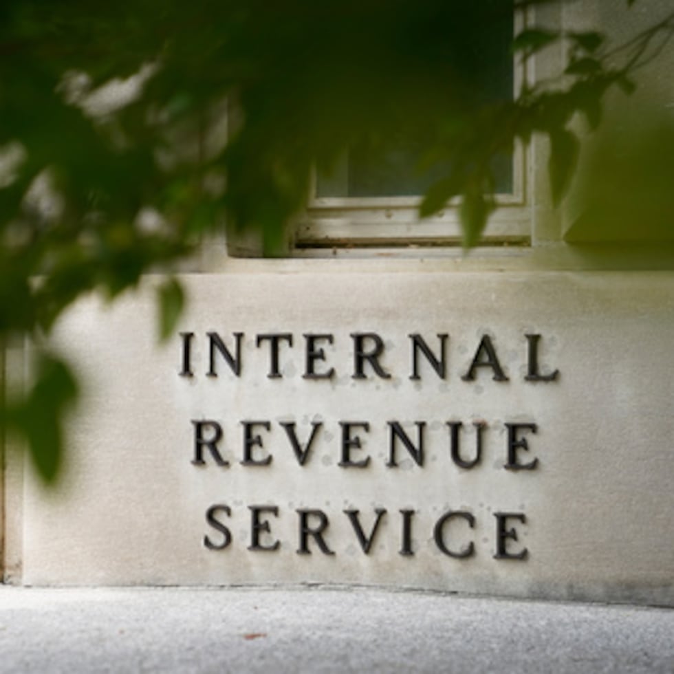 ARCHIVO - Un cartel se muestra fuera del edificio del Servicio de Impuestos Internos 4 de mayo 2021, en Washington. (AP Photo/Patrick Semansky, Archivo)