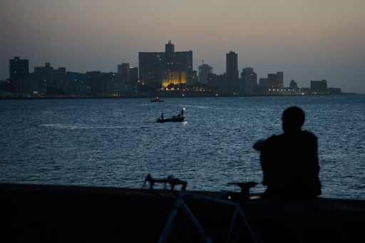 Imagen de la cobertura de: Cubanos buscan alivio en el Malecón ante apagones y calor extremo