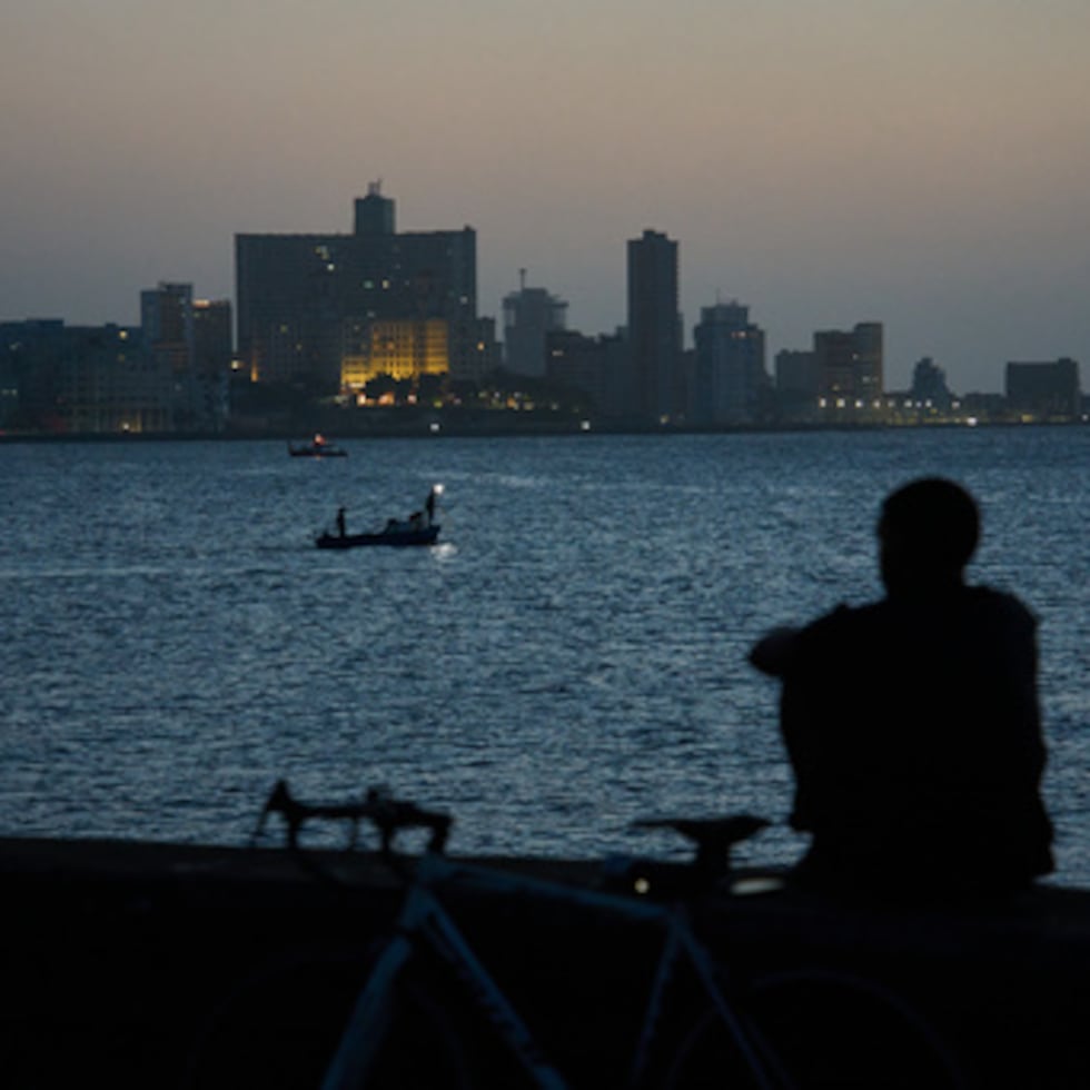Un hombre está sentado en el malecón tras la puesta de sol, durante un apagón en La Habana, Cuba, el martes 14 de julio de 2026. (Foto AP/Ramón Espinosa)