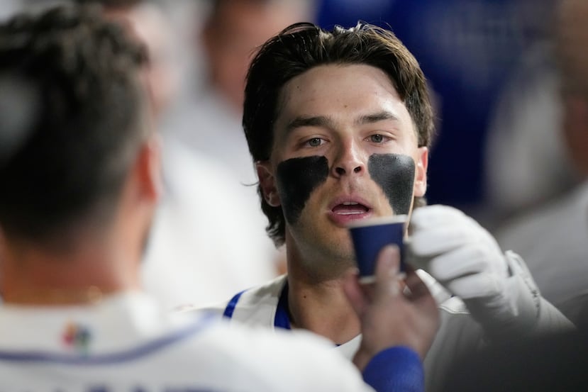 Andrew Fischer recibiendo vasito de café expreso tras jonronear en el partido contra Gran Bretaña.