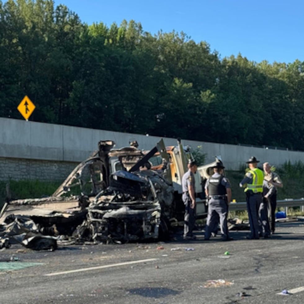 Foto entregada por la Policía Estatal de Virginia que muestra el lugar del choque en la Carretera Interestatal 95 cerca de Quantico, Virginia, el 29 de mayo del 2026. (Policía Estatal de Virginia via AP)