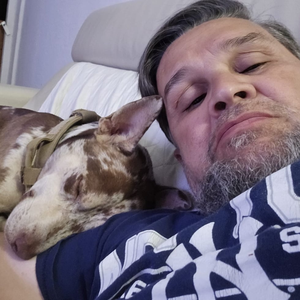 El secretario del DRNA, Waldemar Quiles Pérez, junto a su perro rescatado, Pistacho.