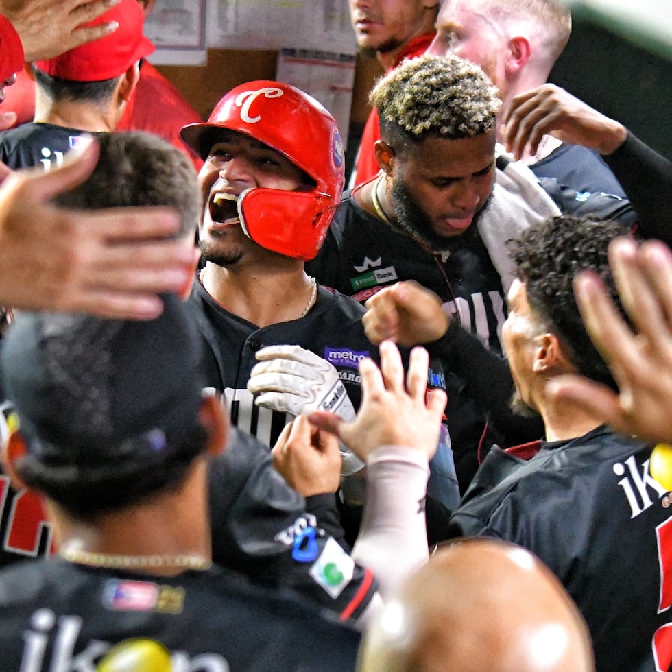Luis Vázquez celebra en el dugout su cuadrangular en el partido.