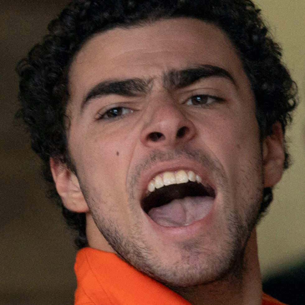 Mangione llevaba una billetera azul y blanca con un diseño tribal hawaiano y una tortuga marina estampada.