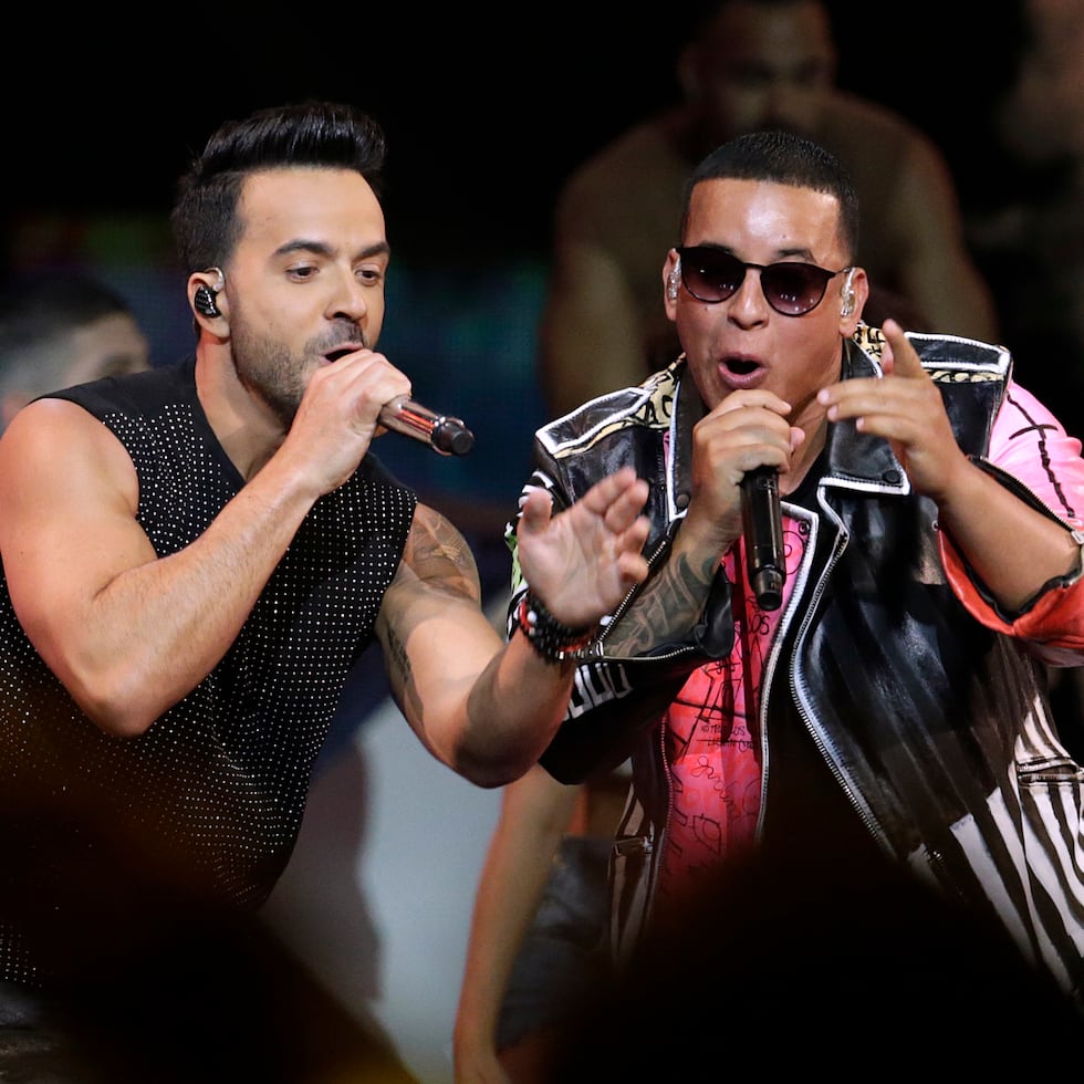 Luis Fonsi y Daddy Yankee durante una interpretación del tema en vivo.