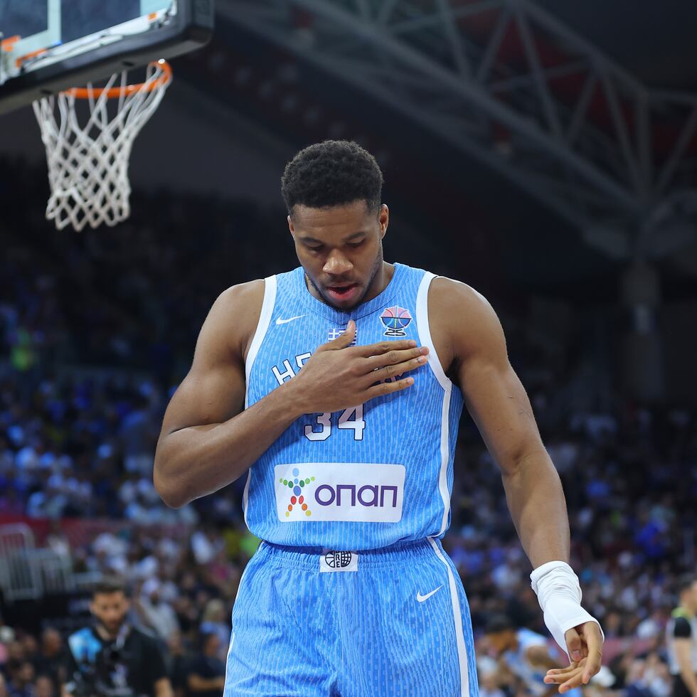 Giannis Antetokounmpo, de Grecia, durante el choque entre su equipo y España.