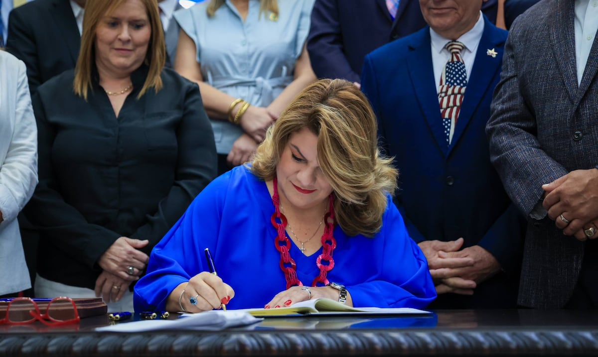 Jennifer González firma leyes sobre interrogatorios a menores, exámenes de equivalencia y técnicos de refrigeración
