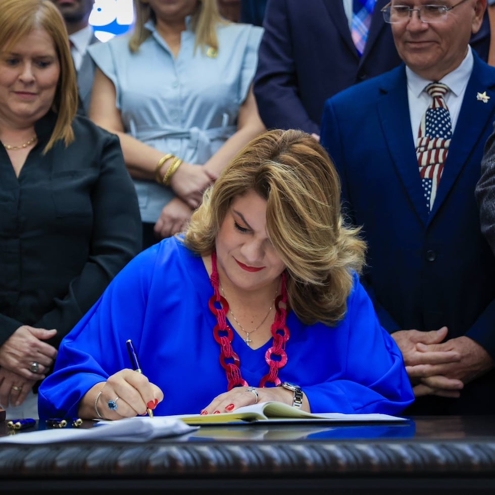 La primera ejecutiva también estampó su firma en el PC 190 que aumenta la frecuencia en el ofrecimiento de los exámenes de equivalencia a dos veces por semestre.