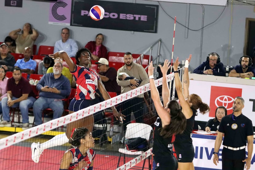 Temi Thomas-Ailara se eleva para rematar por las Criollas de Caguas en su primer juego de la temporada.