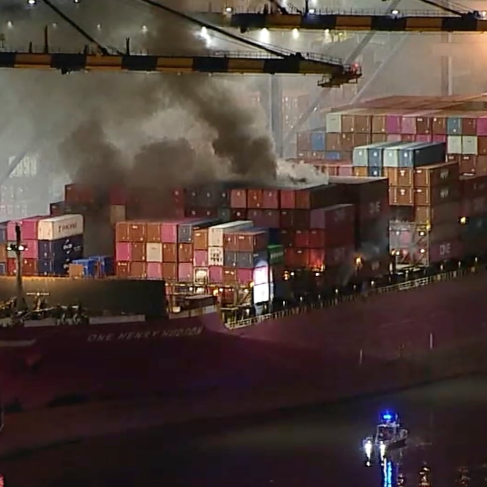 Esta imagen, tomada de un video proporcionado por ABC7, muestra el humo provocado por un incendio en un mercante atracado en el puerto de Los Ángeles.