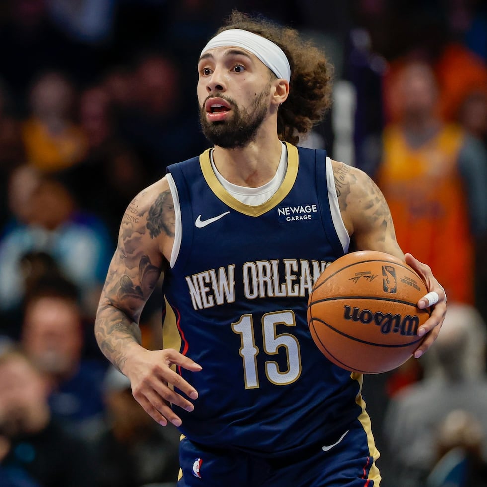 José Alvarado su carrera con un contrato de dos vías con Nueva Orleans en 2021.