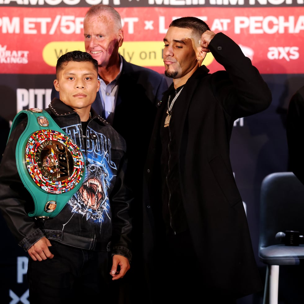 El campeón mundial interino Pitbull Cruz y Néstor Bravo durante el pesaje de su pelea del sábado.
