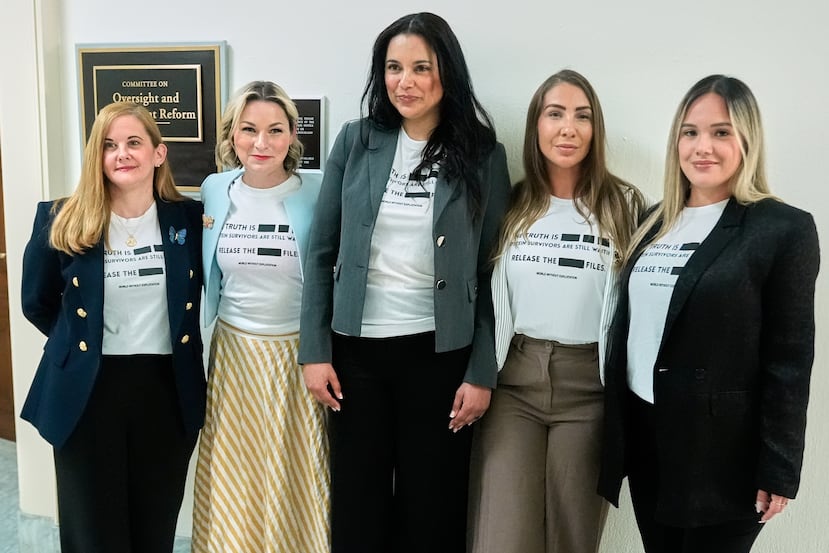 Las víctimas de los abusos de Jeffrey Epstein, de izquierda a derecha: Liz Stein, Dani Bensky, Sharlene Rochard, Marina Lacerda y Andrea Sterling, posan antes de que la exfiscal general Pam Bondi llegue para su declaración en el edificio de oficinas Rayburn de la Cámara de Representantes en el Capitolio, el viernes 29 de mayo de 2026, en Washington. (Foto AP/Manuel Ceneta)