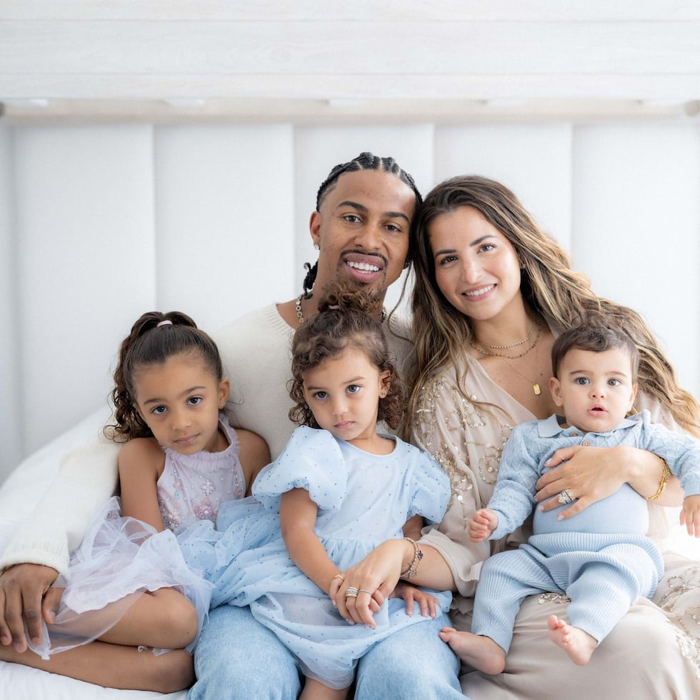 Katia Lindor junto a su esposo Francisco Lindor e hijos.