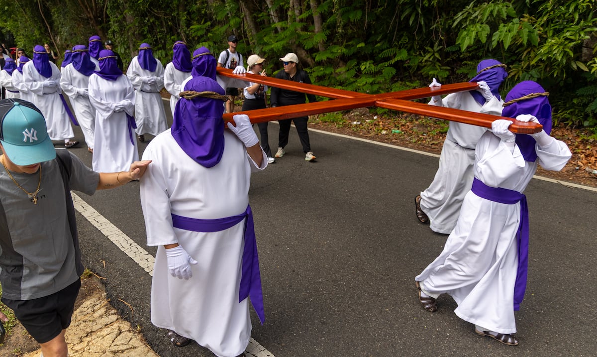 Nazarenos de Camuy: la tradición secreta de cargar la cruz en silencio