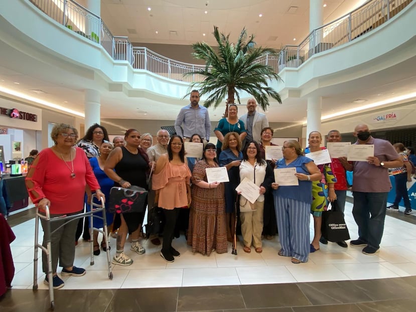 Para solicitar la certificación, el artesano debe coordinar una cita con el Programa de Desarrollo Artesanal para entregar personalmente todos los documentos y evidencias. Allí deberá asistir a una charla compulsoria sobre los requerimientos y beneficios del programa.