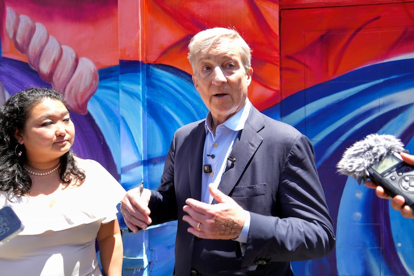 El candidato a gobernador de California, Tom Steyer, habla con los periodistas durante un acto de campaña en Berkeley, California, el miércoles 27 de mayo de 2026. (Foto AP/Terry Chea)