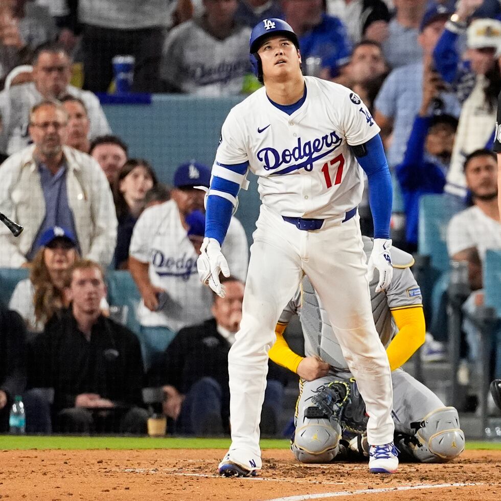 El japonés Shohei Ohtani, de los Dodgers de Los Ángeles, conecta su segundo jonrón en el cuarto juego de la Serie de Campeonato de la Liga Nacional ante los Brewers de Milwaukee, el viernes 17 de octubre de 2025 (AP Foto/Mark J. Terrill)