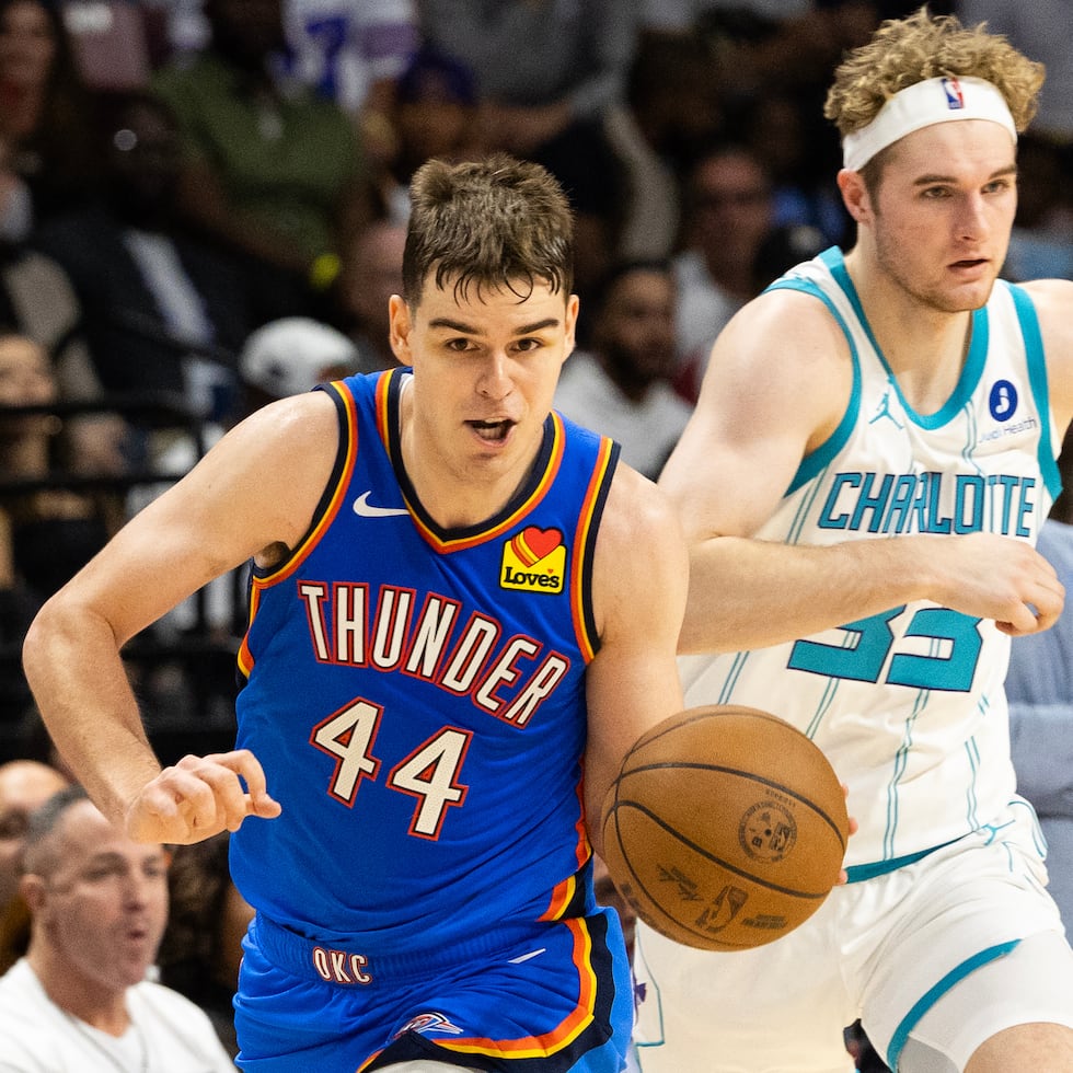 Nikola Topic, guardia del Thunder de Oklahoma City, a la izquierda, avanza con el balón por la cancha contra Liam McNeeley, delantero de los Hornets de Charlotte, a la derecha, durante la segunda mitad de un juego de pretemporada de baloncesto de la NBA en North Charleston, Carolina del Sur, el domingo 5 de octubre de 2025. (AP Photo/Mic Smith)