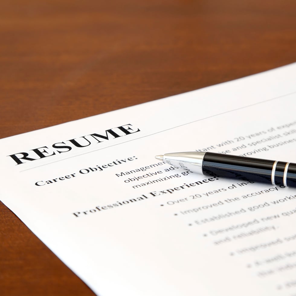 El taller integra la creación de un resumé efectivo, la elaboración de una presentación digital breve y una introducción a la planificación financiera estratégica desde el inicio de la carrera universitaria o laboral.