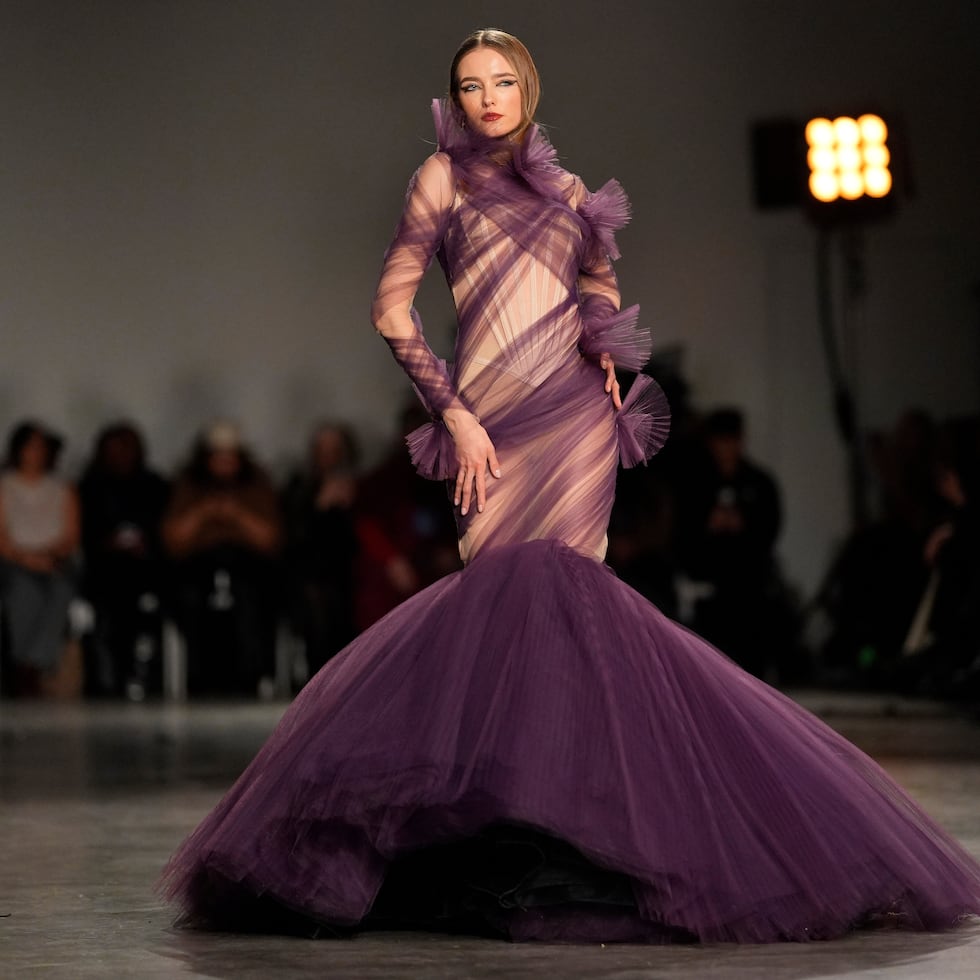 La colección reinterpretó siluetas de alfombra roja con vestidos impactantes de escotes asimétricos dramáticos, mangas de tul exageradas y peplums