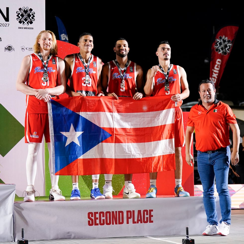 La Selección Nacional 3x3 posa con la monoestrellada en el podio.