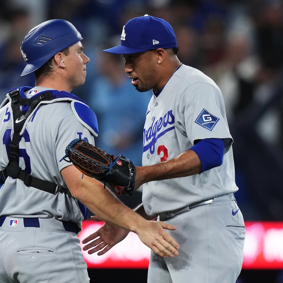 El taponero boricua Edwin Díaz y el receptor Will Smith celebran el triunfo de los Dodgers 8-7 sobre Texas el viernes. Tras perder la oportunidad de rescate, el propio Díaz se acreditó el triunfo.