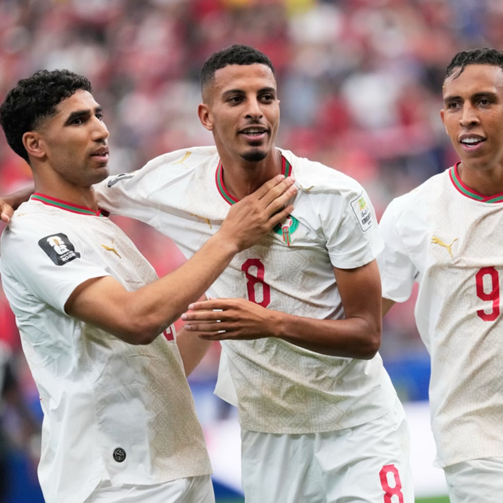 Azzedine Ounahi, al centro, recibe las felicitaciones de Achraf Hakimi, a la izquierda, y Soufiane Rahimi tras anotar uno de sus dos goles en la victoria de Marruecos sobre Canadá en los octavos de final.