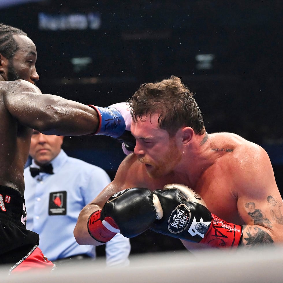 Saúl "Canelo" Álvarea (derecha) intenta esquivar una mano de Terence Crawford.