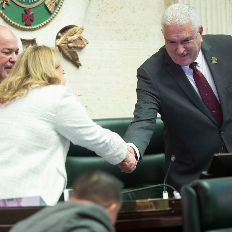 After months of anticipation, Governor Jenniffer González will present her tax reform bill before the Legislative Assembly tomorrow. In the photo with Senate President Thomas Rivera Schatz and his counterpart in the House, Carlos "Johnny" Méndez.