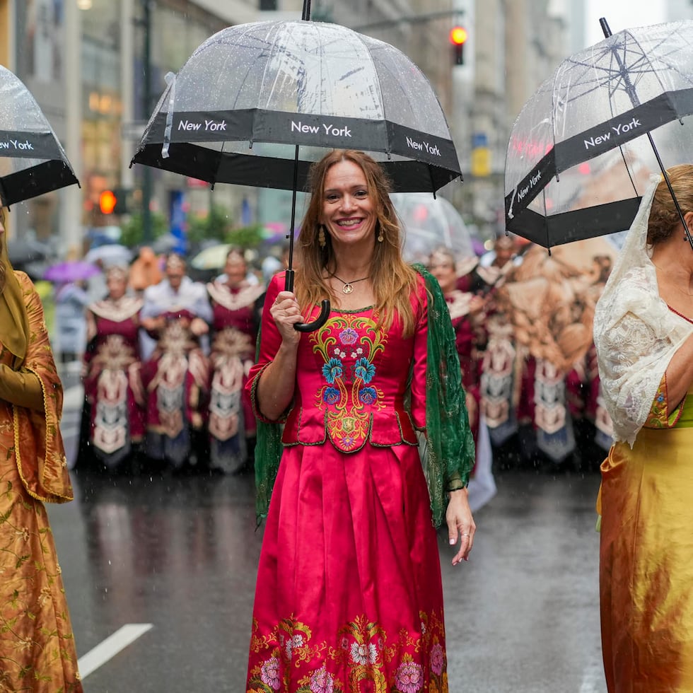 Mujeres participan en el Desfile de la Hispanidad este domingo en Nueva York (EE.UU.).