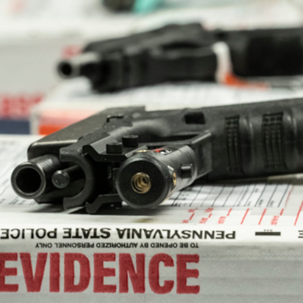 ARCHIVO - Se muestran supuestas armas compradas con paja durante una conferencia de prensa en Norristown, Pensilvania, el 22 de febrero de 2023. (AP Photo/Matt Rourke, Archivo)