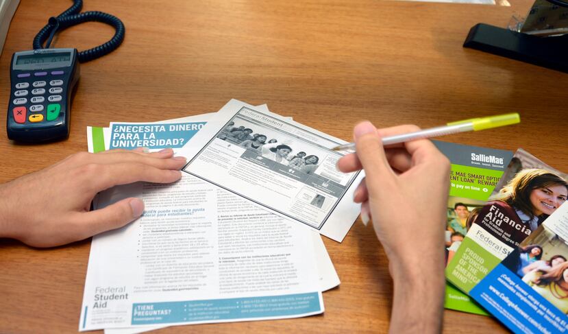 Los préstamos estudiantiles federales ayudan a costear la educación de miles de universitarios.