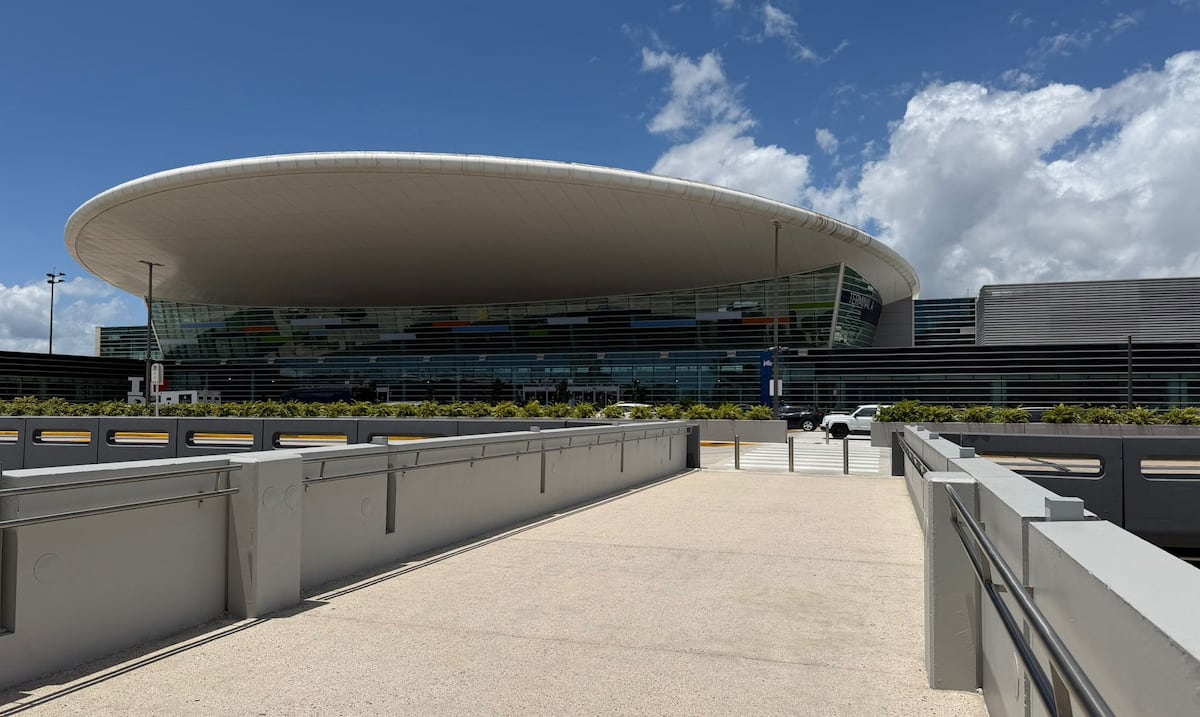 Aerostar inaugura puente peatonal de $5 millones en el aeropuerto Luis Muñoz Marín
