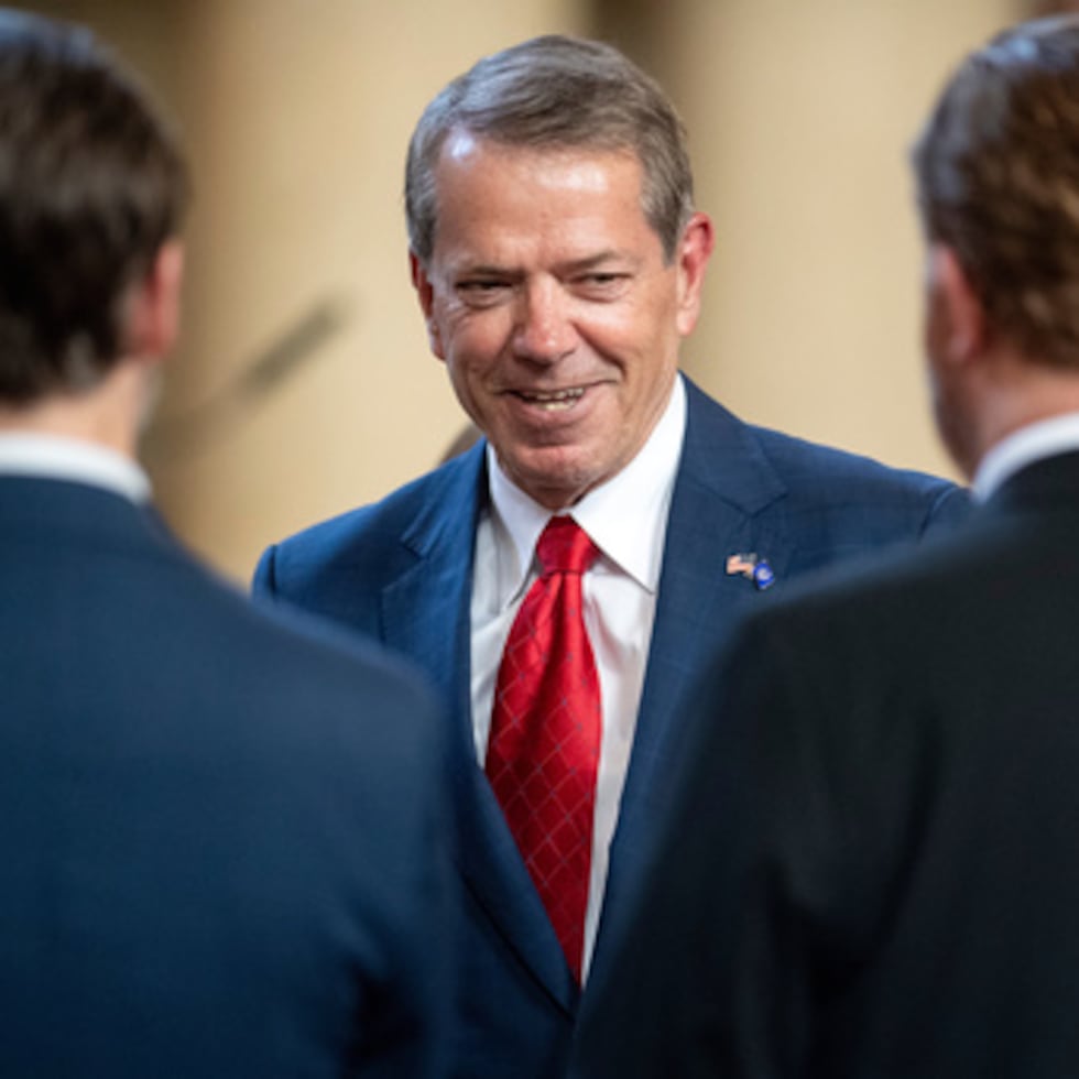 ARCHIVO - El gobernador de Nebraska, Jim Pillen, saluda a los senadores del estado antes de pronunciar un discurso el 2 de junio de 2025, en Lincoln, Nebraska (Justin Wan/Lincoln Journal Star via AP, Archivo)