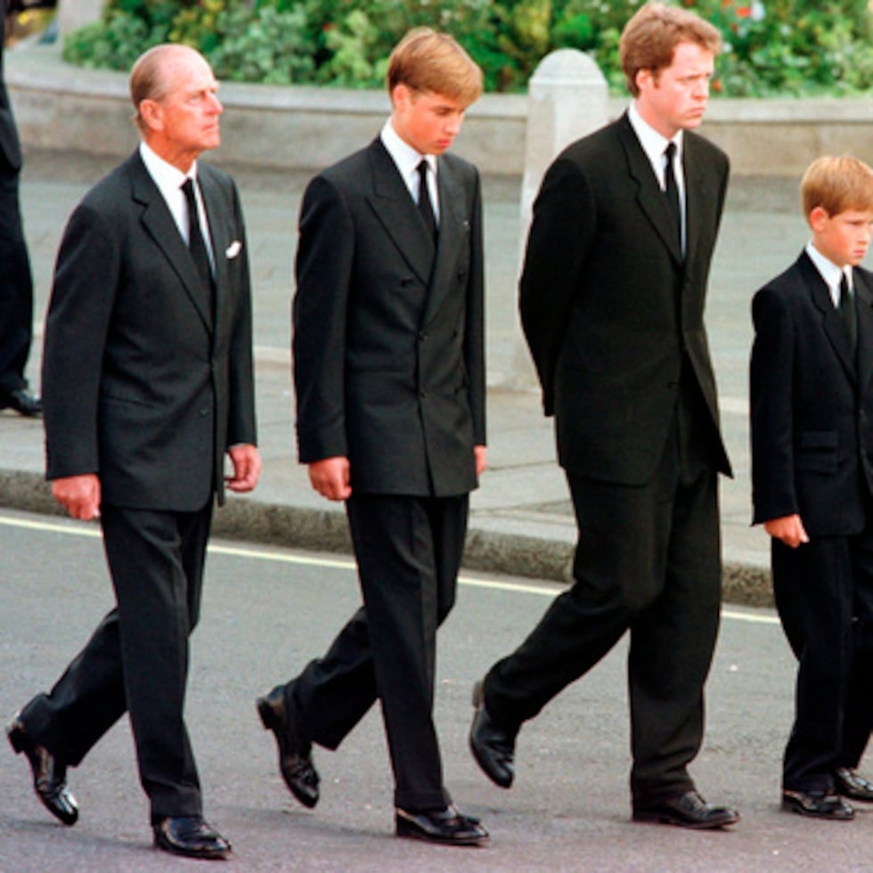 De izquierda a derecha: el príncipe Philip de Inglaterra, el príncipe William, el conde Spencer, el príncipe Harry y el príncipe Charles caminan frente a la abadía de Westminster durante el cortejo fúnebre de Diana, princesa de Gales, el 6 de septiembre de 1997.