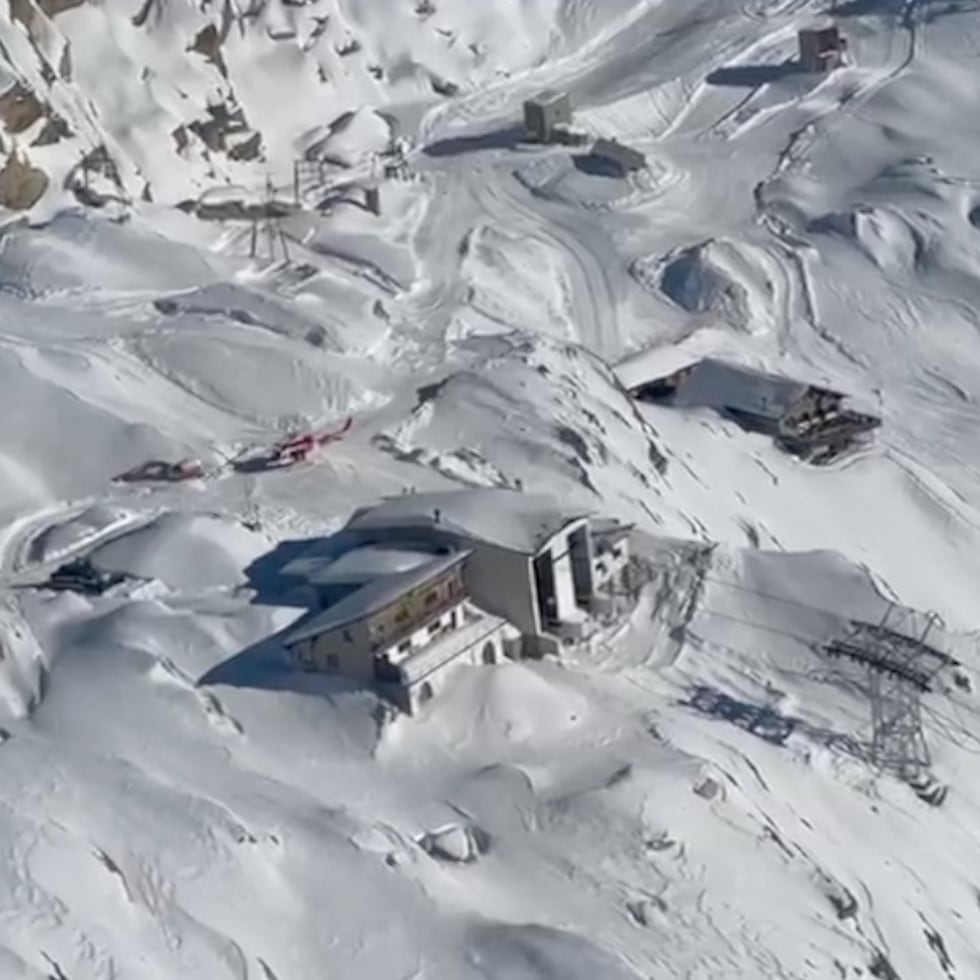 Un centenar de personas han quedado atrapadas este martes en lo alto del Monte Moro, a 2.800 metros de altitud en los Alpes italianos, debido a un incidente en el teleférico que conecta la localidad de Macugnaga (norte) con la pista de esquí.