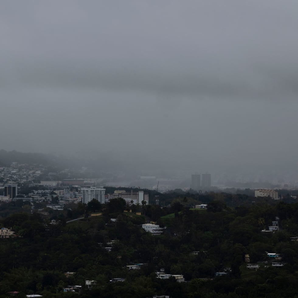 Desde Guaynabo, una vista parcial de las condiciones del tiempo. El meteorólogo Manuel Ramos, del Servicio Nacional de Meteorología (SNM), explicó que, aunque el frente frío ya cruzó Puerto Rico, gran parte de la nubosidad permanece sobre el área.