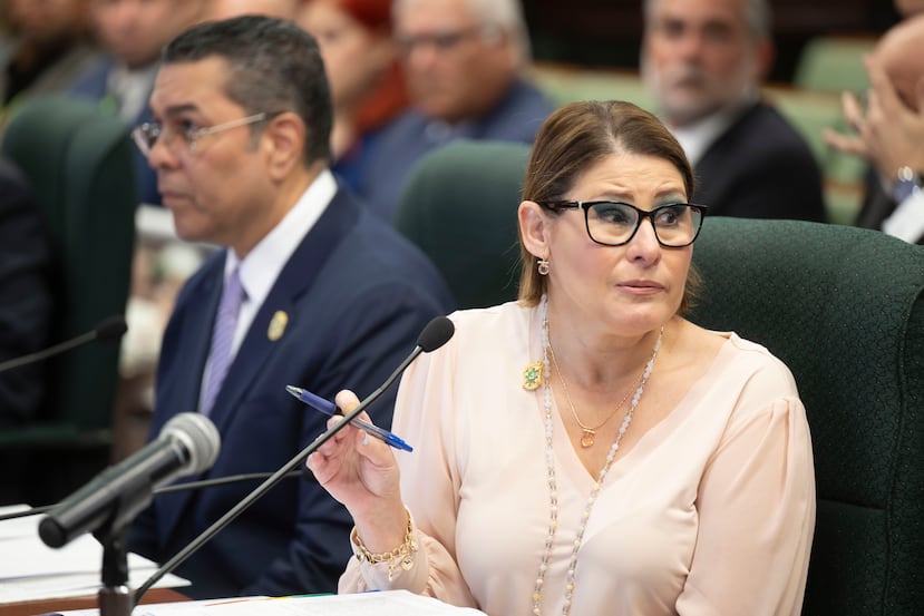 En primer plano, la directora ejecutiva de la AEE, Mary Carmen Zapata.