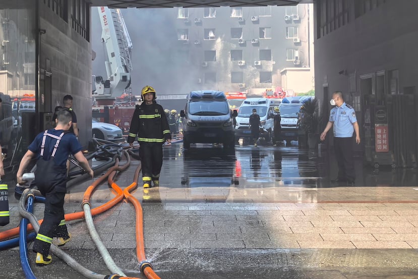 En esta fotografía difundida por la agencia de noticias Xinhua, se observa a bomberos en el lugar del incendio de una fábrica de calzado en la aldea de Jiangtou, municipio de Chendai, ciudad de Jinjiang, provincia de Fujian, en el sureste de China, el jueves 9 de julio de 2026. (Zheng Liang/Xinhua vía AP)