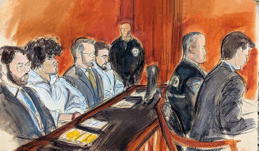 De izquierda a derecha, el abogado defensor Mehdi Essmidi, el acusado Emir Balat, el abogado defensor Michael Arthus y el acusado Ibrahim Kayumi esperan el inicio de la lectura de cargos en el tribunal federal de Manhattan, Nueva York, el lunes 9 de marzo de 2026, por cargos que incluyen intento de brindar apoyo material a una organización terrorista y uso de un arma de destrucción masiva en Nueva York, después de que Balat y Kayumi fueran arrestados por llevar y lanzar explosivos en una protesta dos días antes. (Elizabeth Williams vía AP)