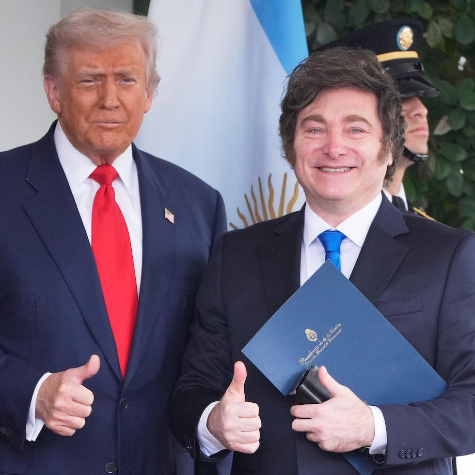 El presidente Donald Trump recibe al presidente de Argentina, Javier Milei.