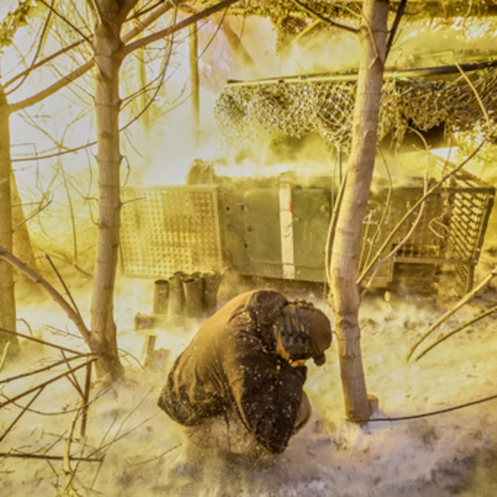 En esta foto proporcionada por el servicio de prensa de la 24ª Brigada Mecanizada de Ucrania, militares disparan un obús autopropulsado 2S1 Gvozdika hacia posiciones rusas cerca de la ciudad de Chasiv Yar, región de Donetsk, Ucrania.