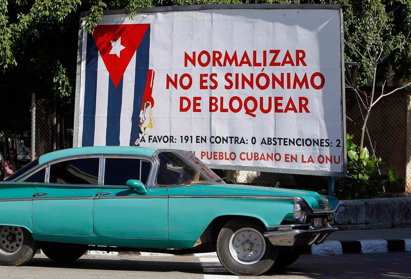 "(Trump) va a bloquearnos más, o al menos va a trancar todo", dijo Daunel Aguilera, un vendedor cubano de viandas de 34 años. (EFE)
