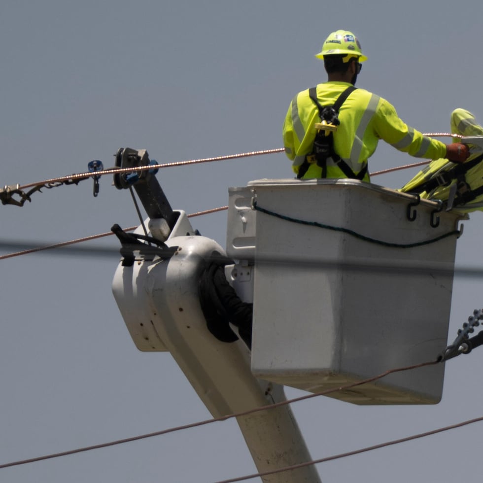 Los empleados de LUMA Energy atienden la avería.