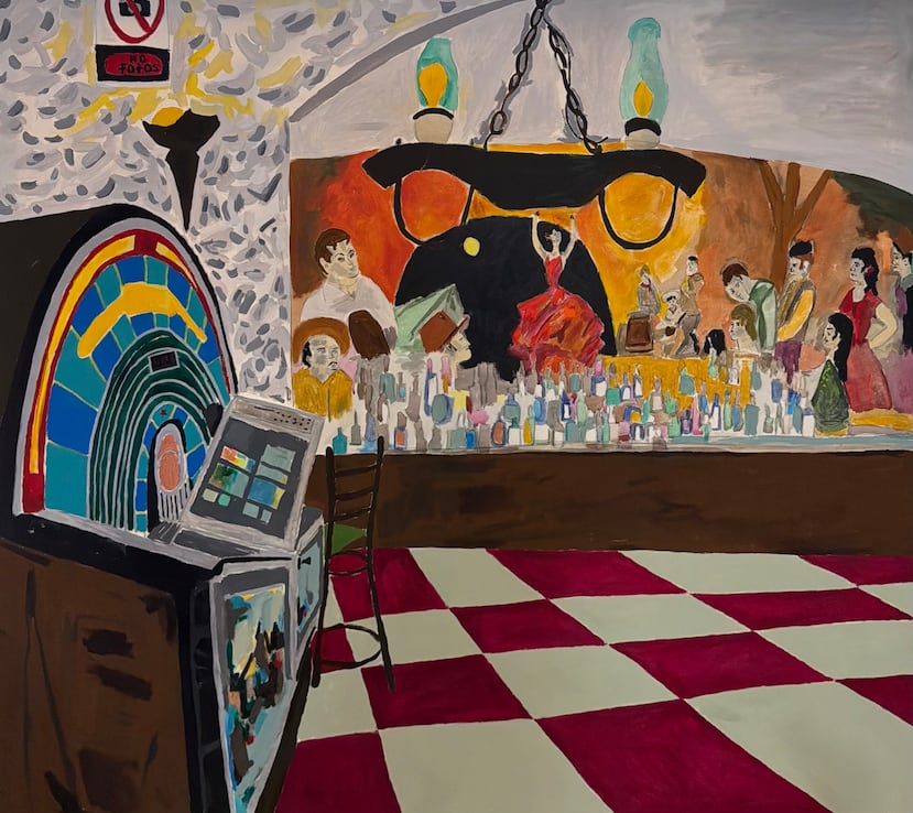 La muestra en la Galería Petrus reúne pinturas, piezas en cerámica y neones que acercan al público al universo visual de Bobby Cruz, marcado por la cultura popular puertorriqueña, como la obra “Fisha’o”.
