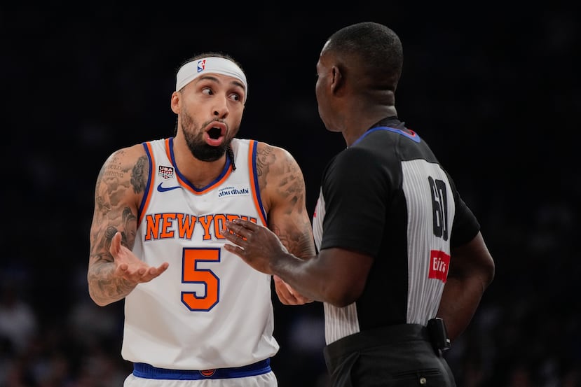 Alvarado argumentado con uno de los árbitros durante la primera mitad del cuarto juego de las Finales.